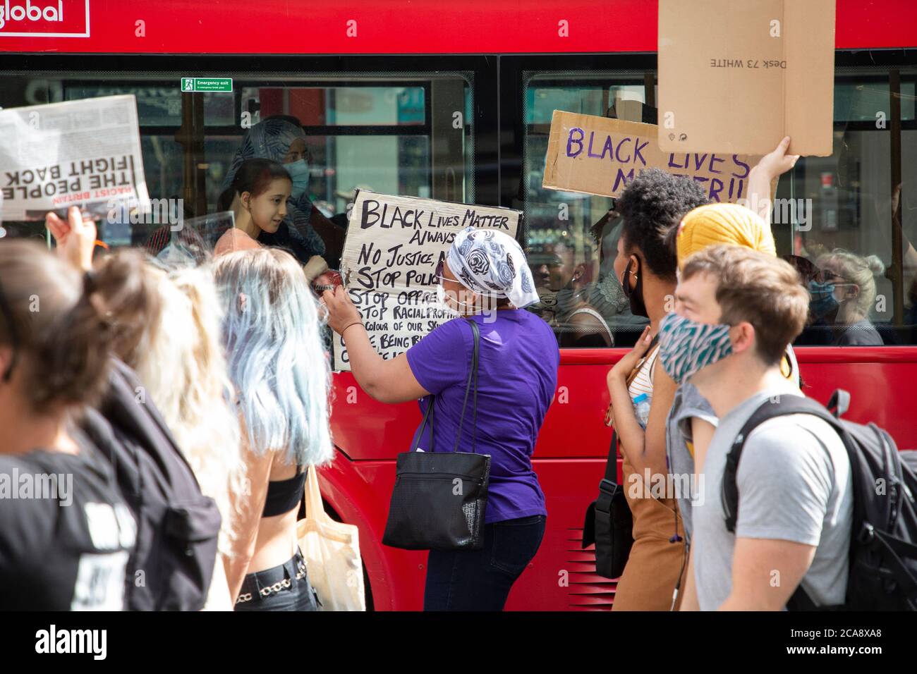 Les passagers d'un bus regardent lors d'une manifestation Black Lives Matter, Londres, 2 août 2020 Banque D'Images