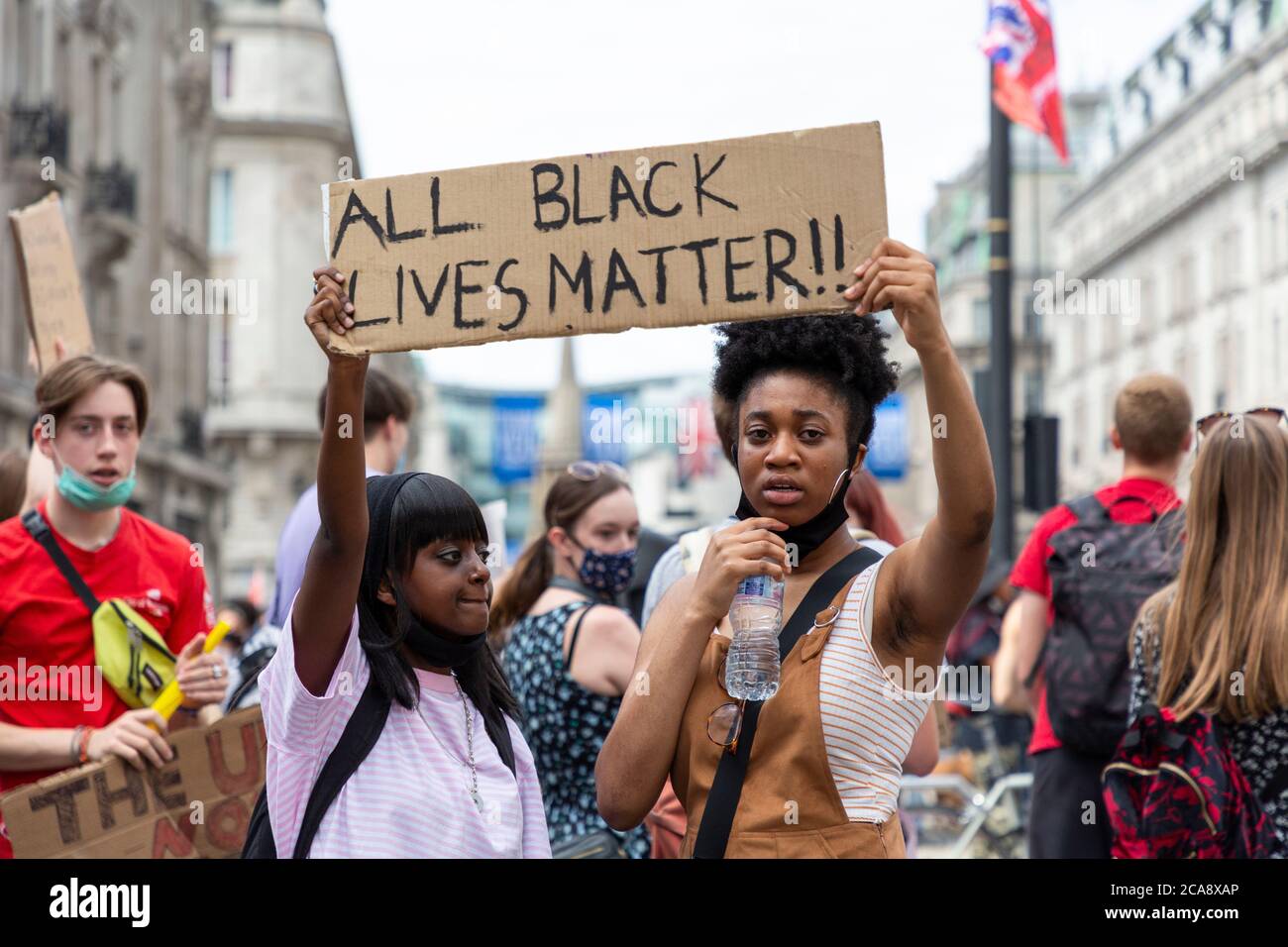 Deux militantes protestataires tiennent un panneau lors d'une manifestation Black Lives Matter, Oxford Circus, Londres, 2 août 2020 Banque D'Images