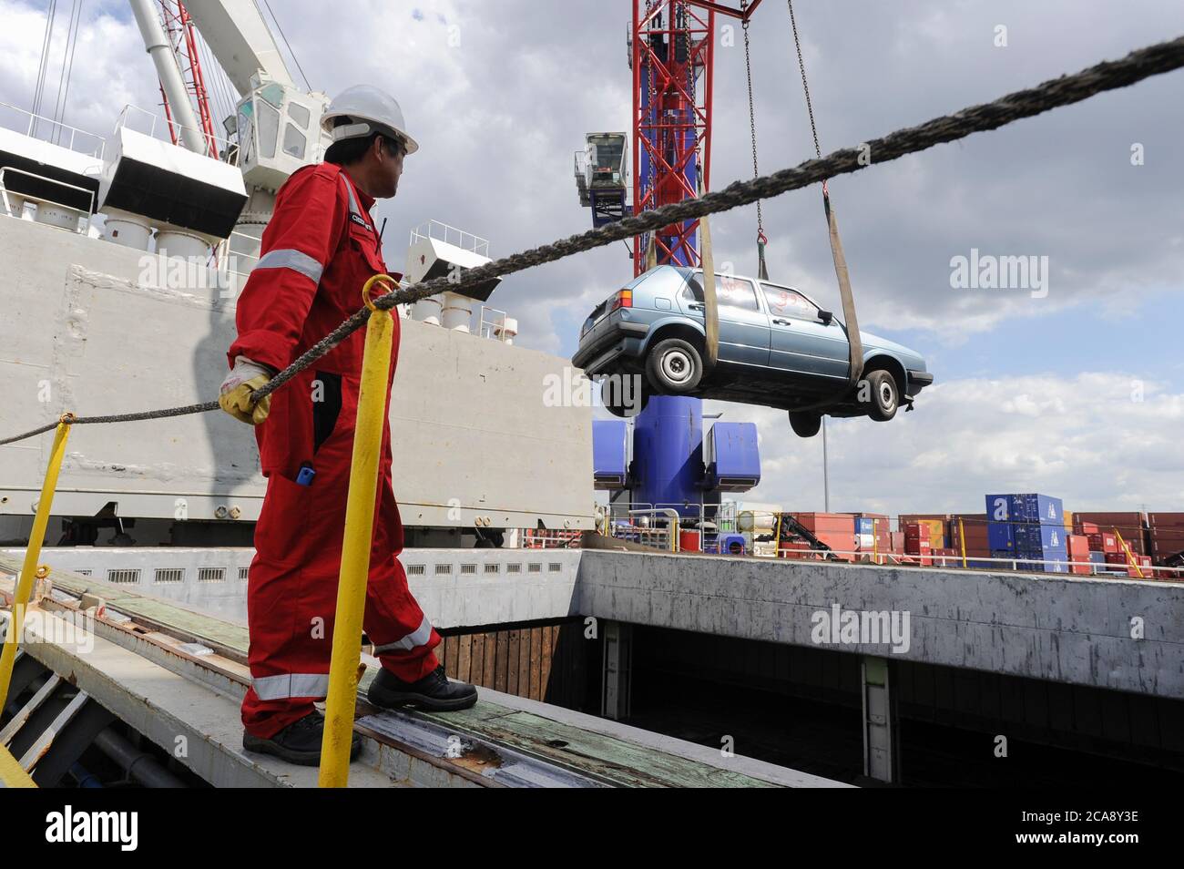 ALLEMAGNE Hambourg port , expédition et exportation de voitures d'occasion en afrique / DEUTSCHLAND, Hamburger Hafen , Verladung und Export von Gebrauchtfahrzeugen nach Afrika u.a. Cotonou Bénin, Volkswagen VW Golf Banque D'Images