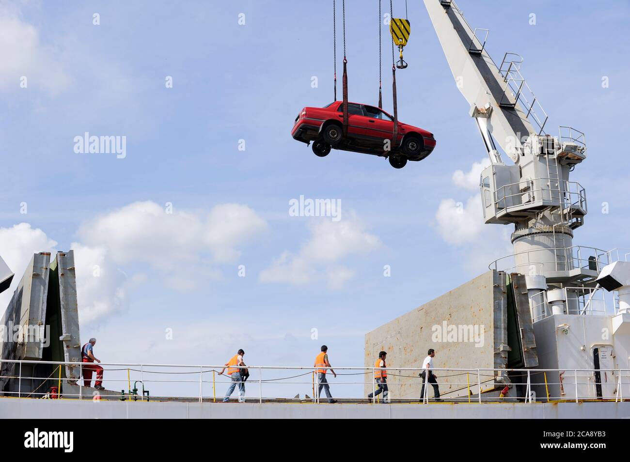 ALLEMAGNE Port de Hambourg , expédition et exportation de voitures d'occasion vers l'afrique / DEUTSCHLAND, Hamburger Hafen , Verladung und Export von Gebrauchtfahrzeugen nach Afrika U. Cotonou Bénin Banque D'Images