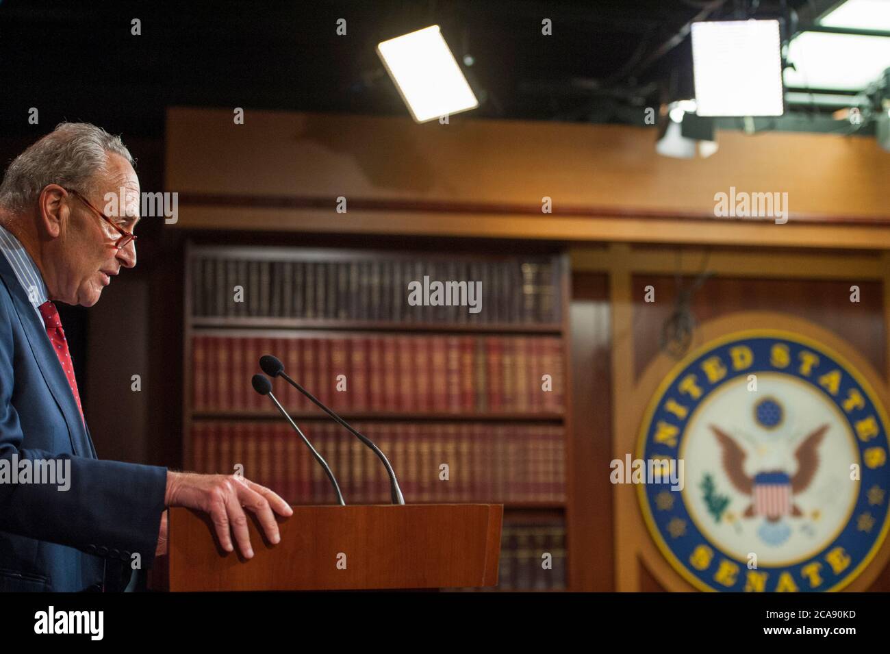 Le leader minoritaire du Sénat des États-Unis, Chuck Schumer (démocrate de New York), fait des remarques concernant les négociations en cours avec le plan de relance économique de la COVID-19, lors d'une conférence de presse au Capitole des États-Unis à Washington, DC., le mardi 4 août 2020. Crédit : Rod Lamkey/CNP/MediaPunch Banque D'Images