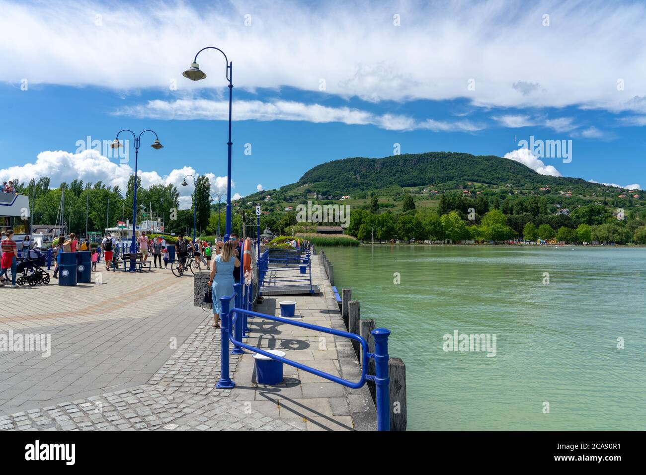 06.07.2018 - Badacsony, Hongrie : touristes se trouvant sur la jetée de Badacsony au lac Balaton Hongrie . Banque D'Images