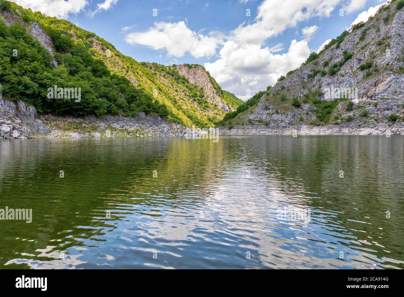 Méandres du canyon de la rivière Uvac. Réserve naturelle spéciale, destination touristique populaire dans le sud-ouest de la Serbie. Banque D'Images