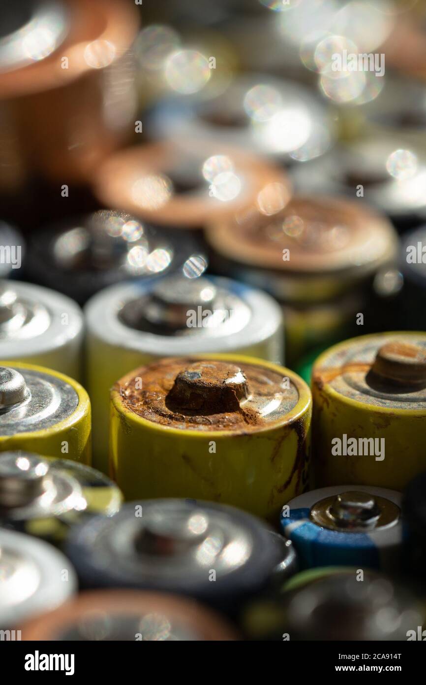 Gros plan des extrémités positives des batteries déchargées, mise au point sélective, photo macro. Pile alcaline usagée corrodée et rouillée. Déchets dangereux conc Banque D'Images