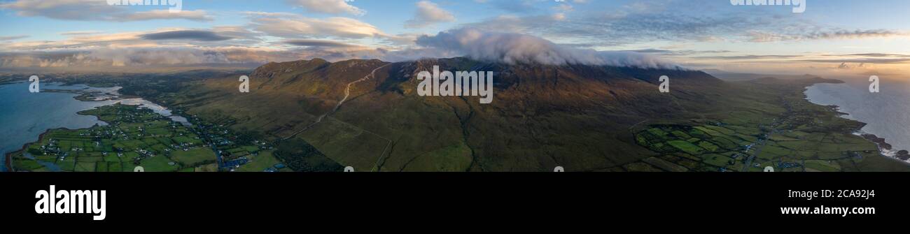 Image panoramique de drone aérien de Croagh Patrick, comté de Mayo, Irlande Banque D'Images
