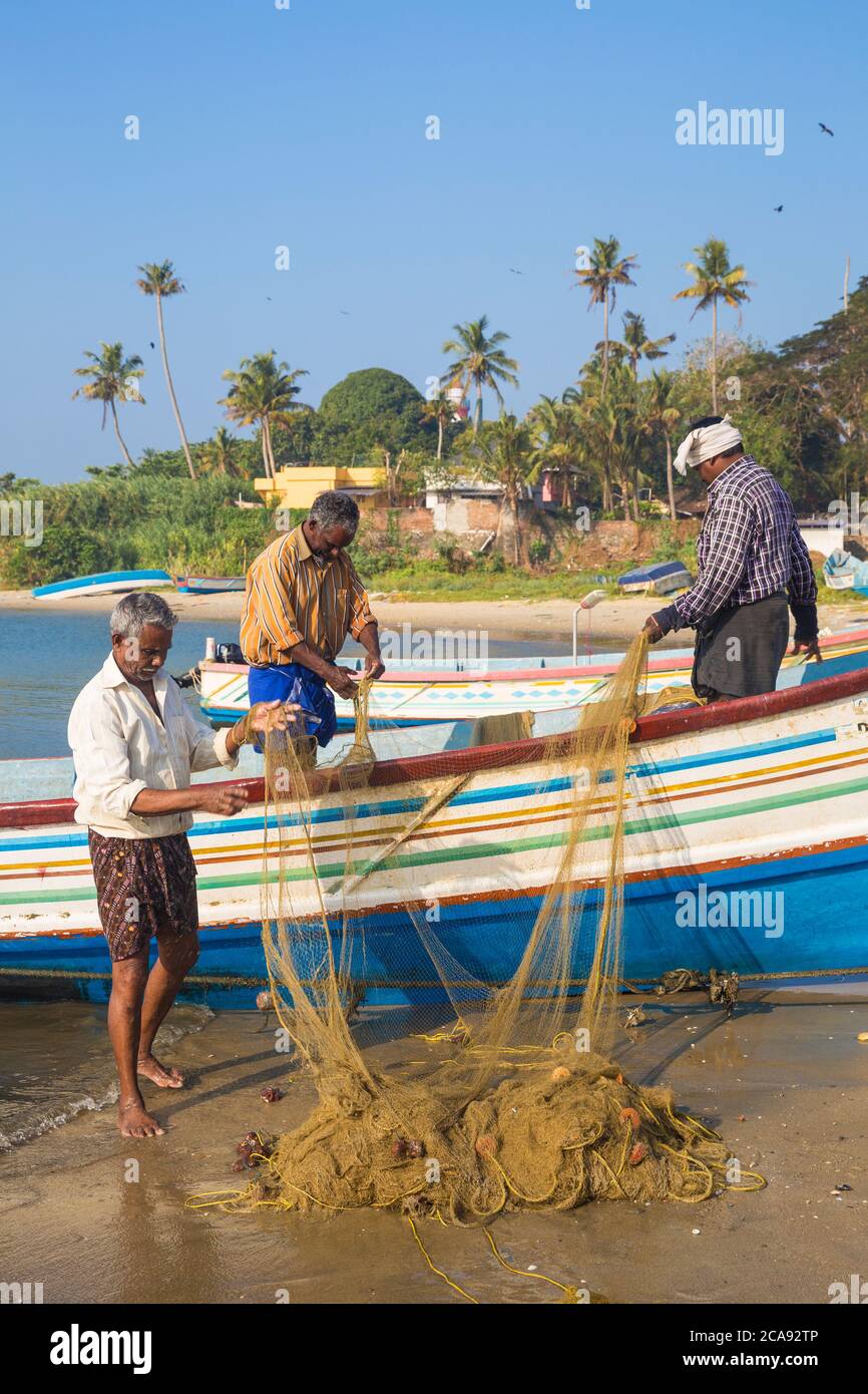 Bateaux de pêche sur la plage avec le phare de Tangasseri en arrière-plan, Kolam, Kerala, Inde, Asie Banque D'Images