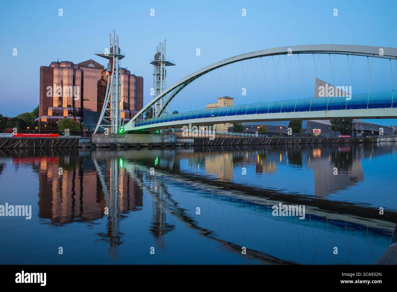 Lowry Bridge et Quay West à MediaCity Royaume-Uni, Salford Quays, Salford, Manchester, Angleterre, Royaume-Uni, Europe Banque D'Images