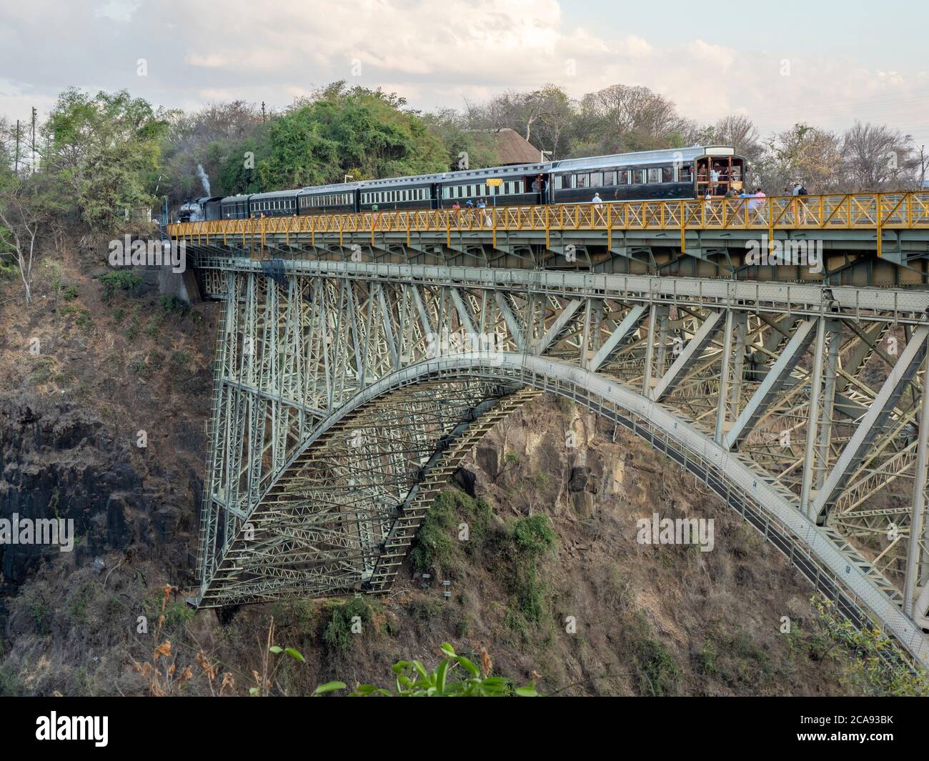 Vue sur le pont au-dessus des chutes Victoria sur le fleuve Zambèze, site classé au patrimoine mondial de l'UNESCO, à cheval sur la frontière de la Zambie et du Zimbabwe, en Afrique Banque D'Images