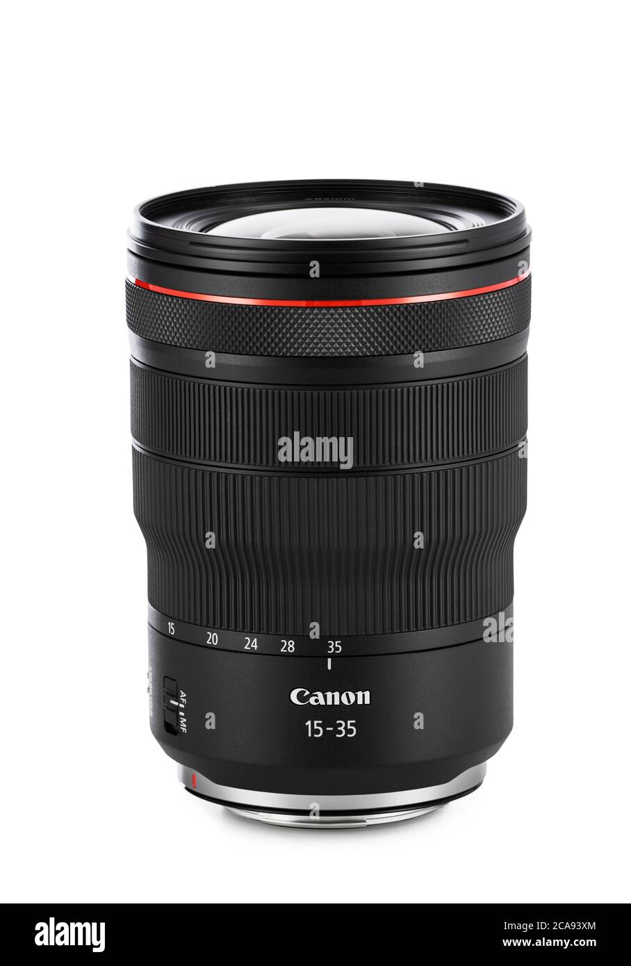 Varna, Bulgarie - août 04,2020 : image de Canon RF 15-35mm f 2.8L IS USM Lens sur fond blanc. Canon est le plus grand fabricant d'appareils photo reflex au monde Banque D'Images