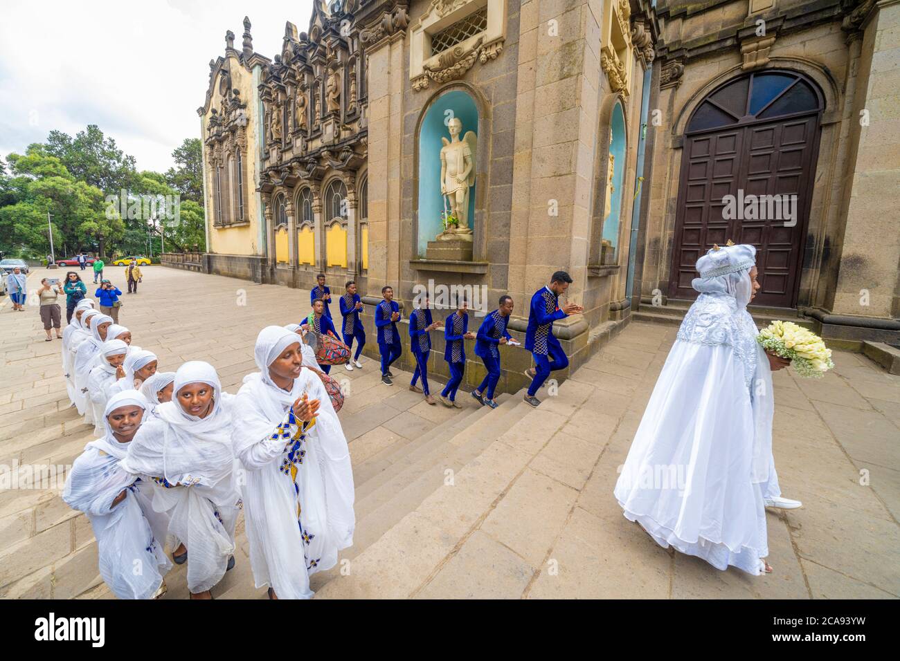 Hommes et femmes avec des vêtements traditionnels lors d'une célébration religieuse, Cathédrale de la Sainte Trinité, Addis-Abeba, Ethiopie, Afrique Banque D'Images
