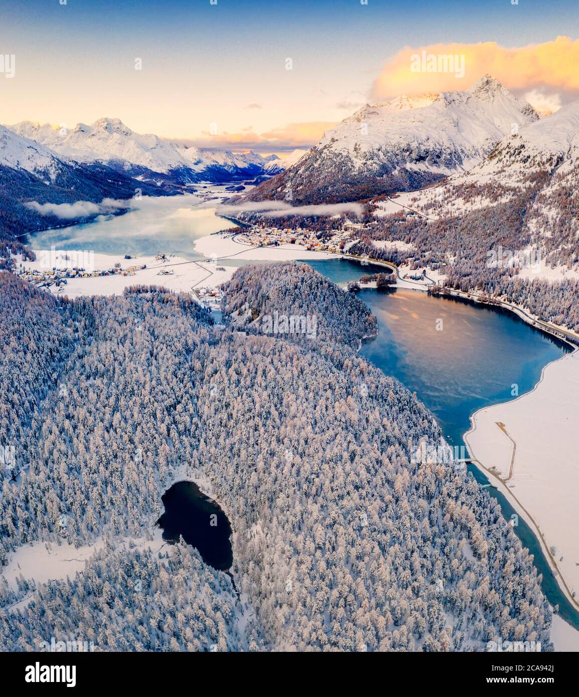 Vue aérienne des bois enneigés autour de Lej Nair, Piz Polaschin, Piz la Margna, Silvaplana et Lej DaChampfer, Engadine, canton de Graubunden, Suisse Banque D'Images