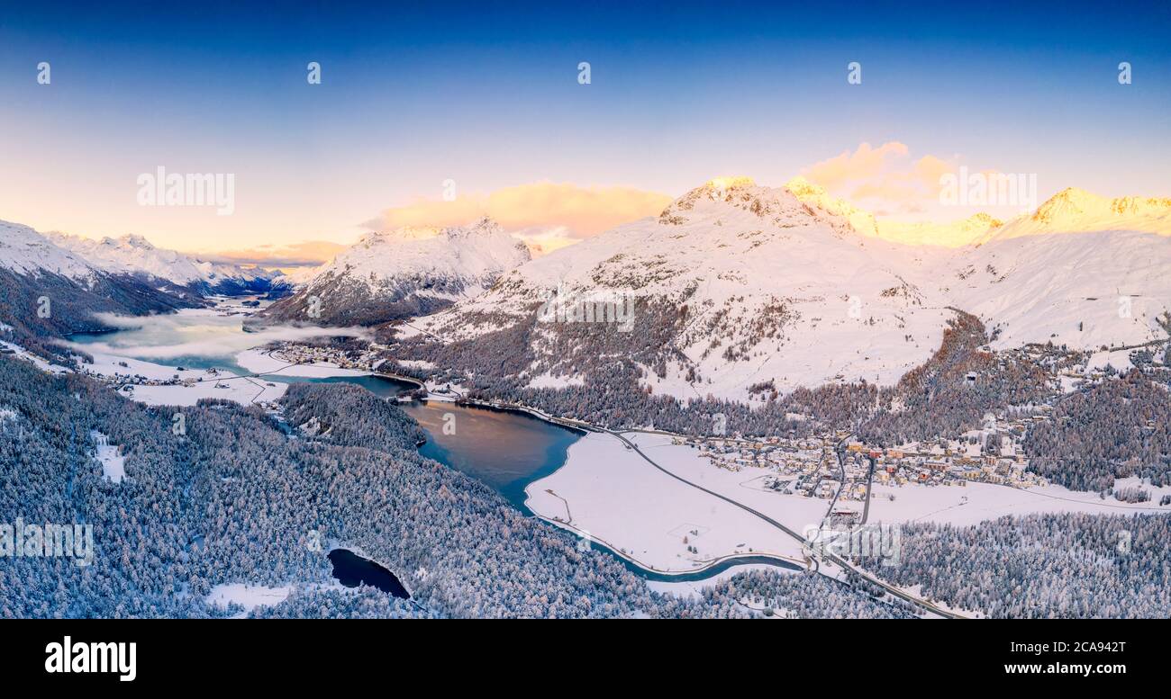Vue aérienne par drone de Lej Da Champfer, Silvaplana, Piz Da la Margna et Piz Polaschin, Engadine, canton de Graubunden, Suisse, Europe Banque D'Images