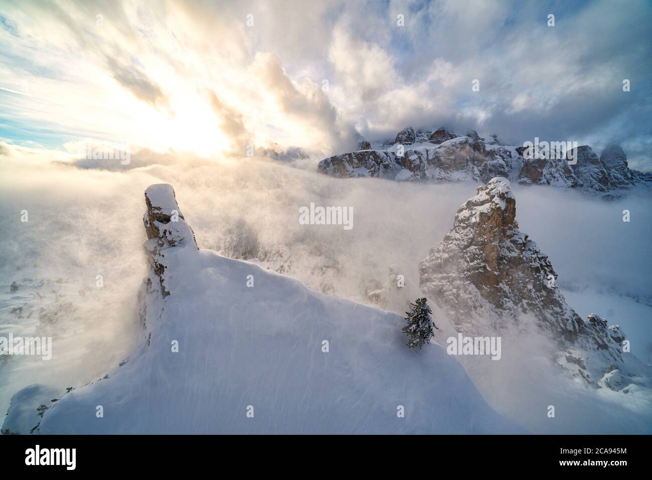 Vue aérienne de Sella couverte de neige, groupe CIR, Parc naturel de Puez-Odle, Col de Gardena, Dolomites, Tyrol du Sud, Italie, Europe Banque D'Images