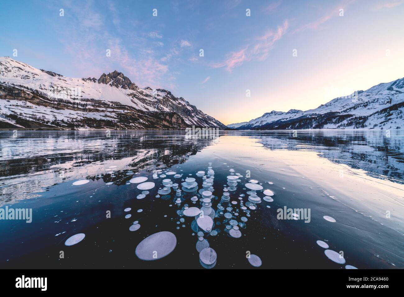 Bulles de glace piégées dans le lac Sils avec Piz Lagrov en arrière-plan, Engadine, canton de Graubunden, Suisse, Europe Banque D'Images