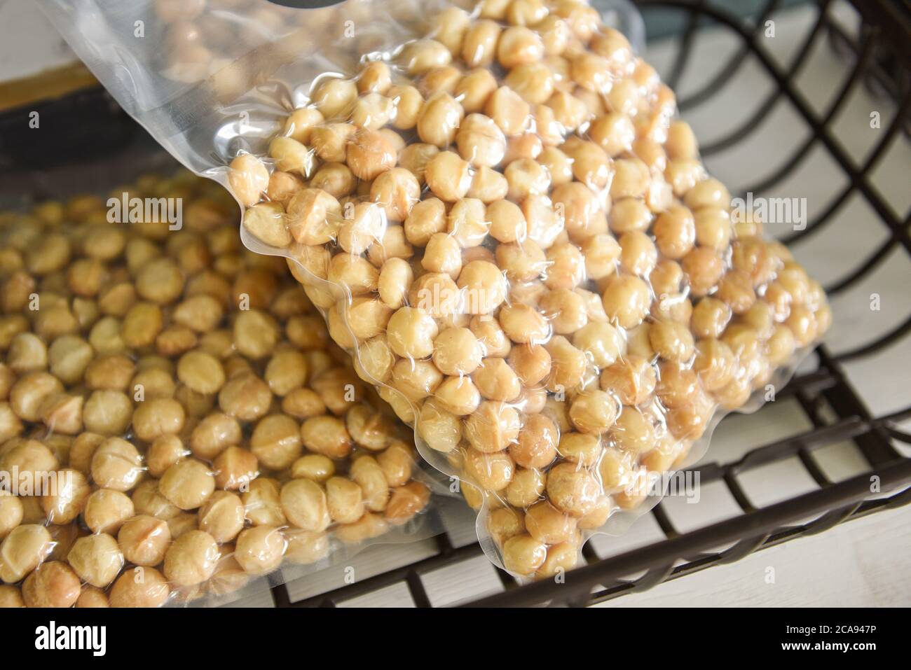 Noix de macadamia décortiquées de protéines naturelles élevées pour le séchage / noix de macadamia dans l'emballage sous vide Banque D'Images