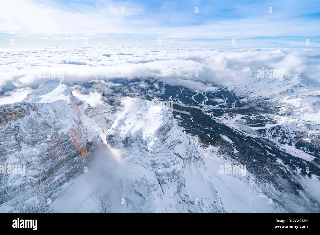 Monte Pelmo entouré d'une mer de nuages en hiver, vue aérienne, Dolomites, province de Belluno, Vénétie, Italie, Europe Banque D'Images