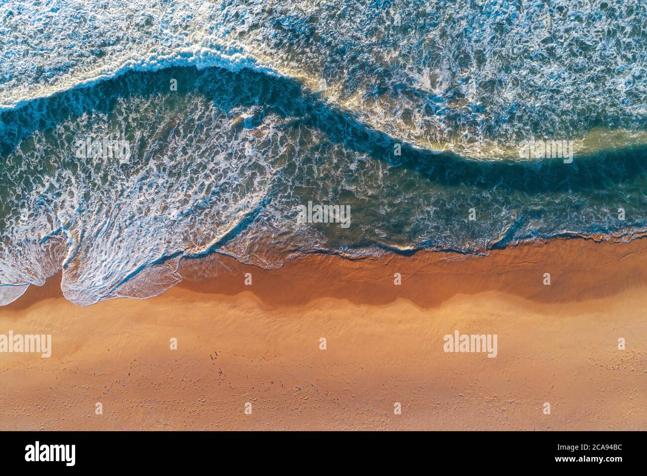 Vue de dessus de l'antenne de drone de plage de sable fin avec une mer turquoise des vagues avec copie espace pour le texte. Banque D'Images