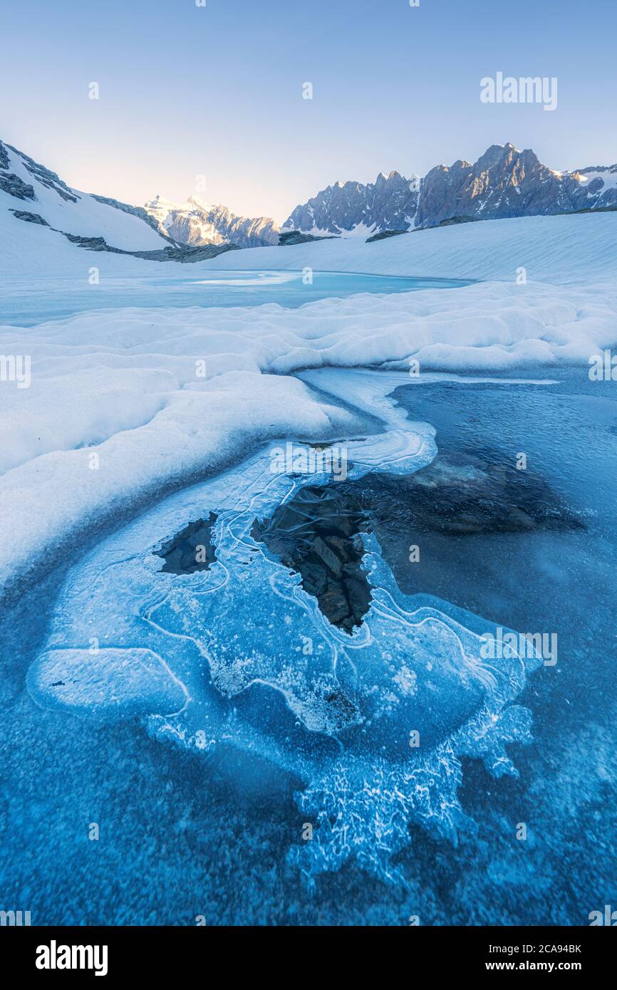 Surface glacée du lac Forbici due au dégel printanier, Valmalenco, Valtellina, province de Sondrio, Lombardie, Italie, Europe Banque D'Images