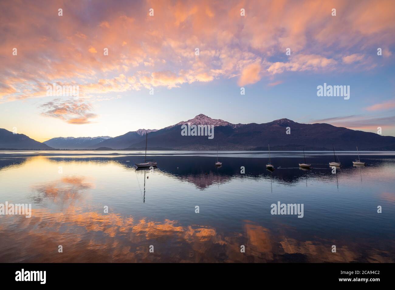Nuages au lever du soleil se reflétaient dans le lac de Côme, Domaso, Lombardie, les lacs italiens, Italie, Europe Banque D'Images