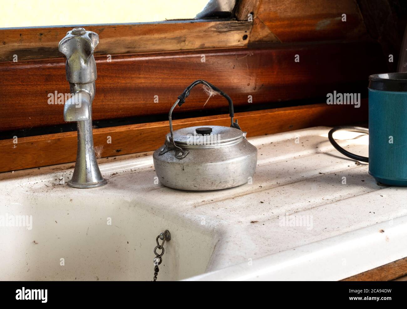 Exemple d'un ancien évier et d'une bouilloire Banque D'Images