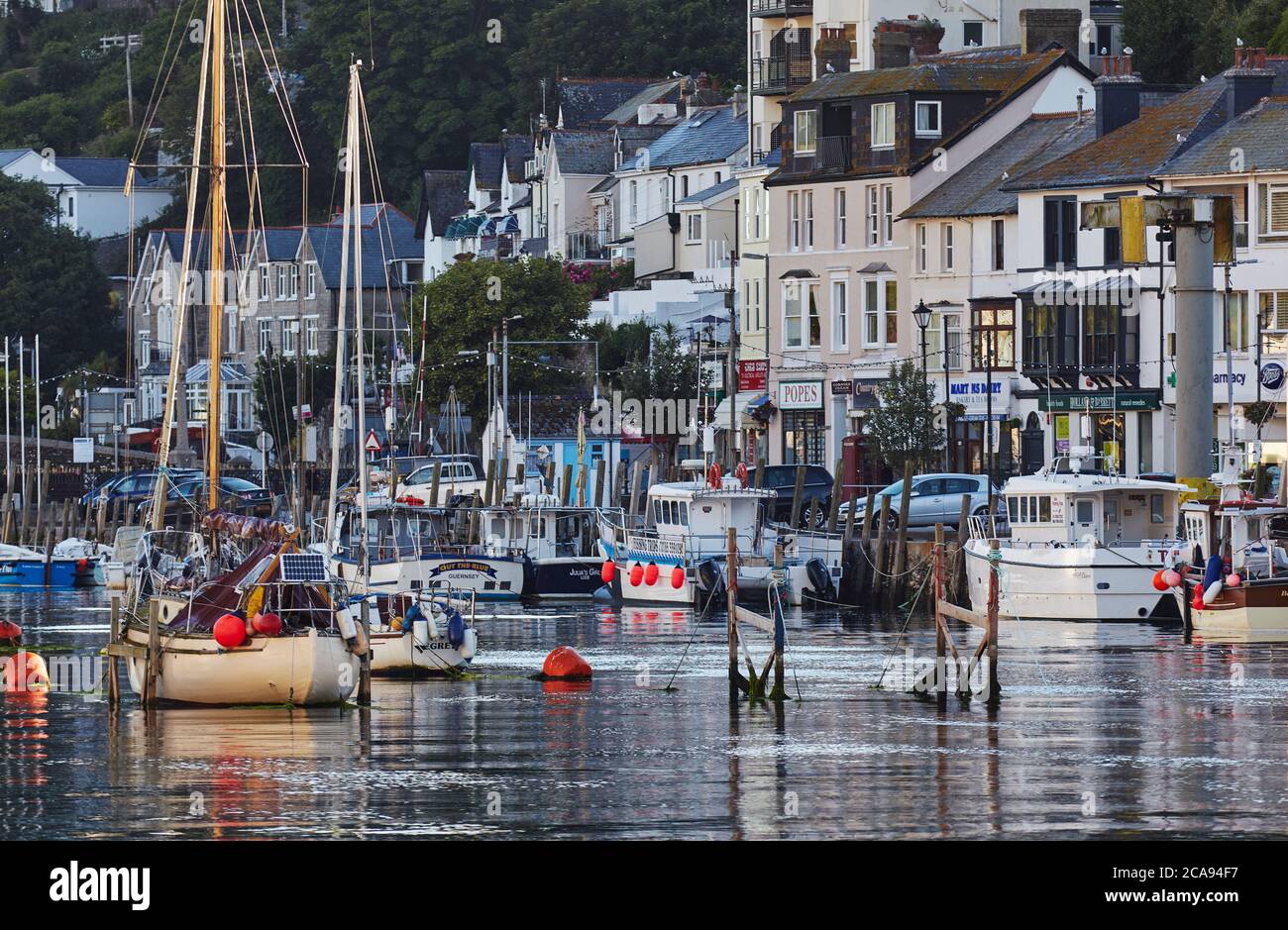 Le port de pêche bien connu de Looe, en plein soleil du matin, sur la côte sud des Cornouailles, Looe, Cornwall, Angleterre, Royaume-Uni, Europe Banque D'Images
