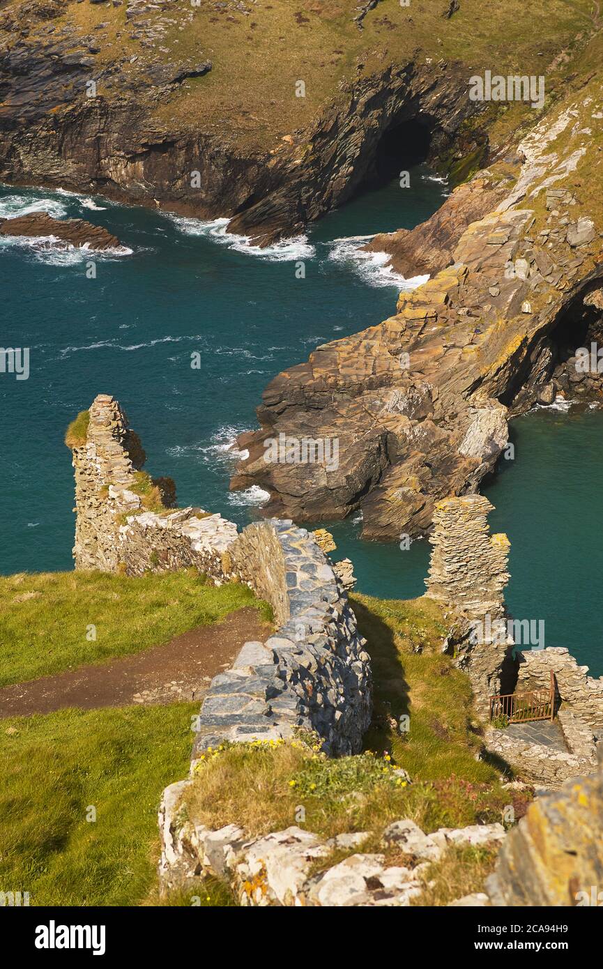 Les ruines médiévales du château de Tintagel, qui serait le lieu de naissance du roi Arthur, sur les falaises de la côte atlantique à Tintagel, Cornouailles, Cornouailles, Angleterre Banque D'Images