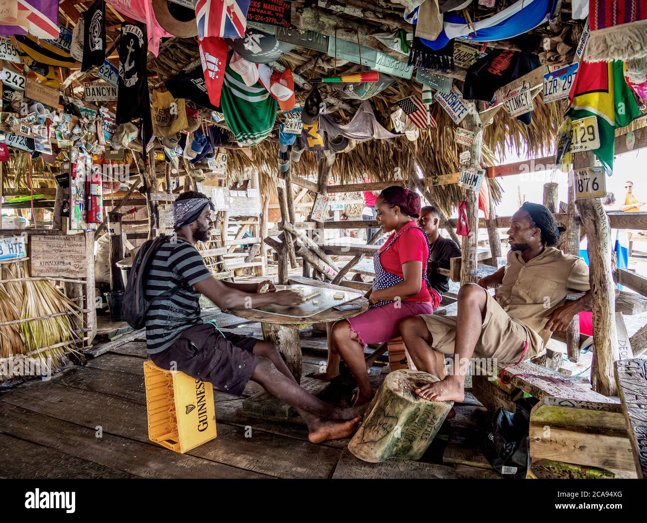 Personnes jouant à domino au Floyd Pelican Bar, paroisse de Saint Elizabeth, Jamaïque, Antilles, Amérique centrale Banque D'Images