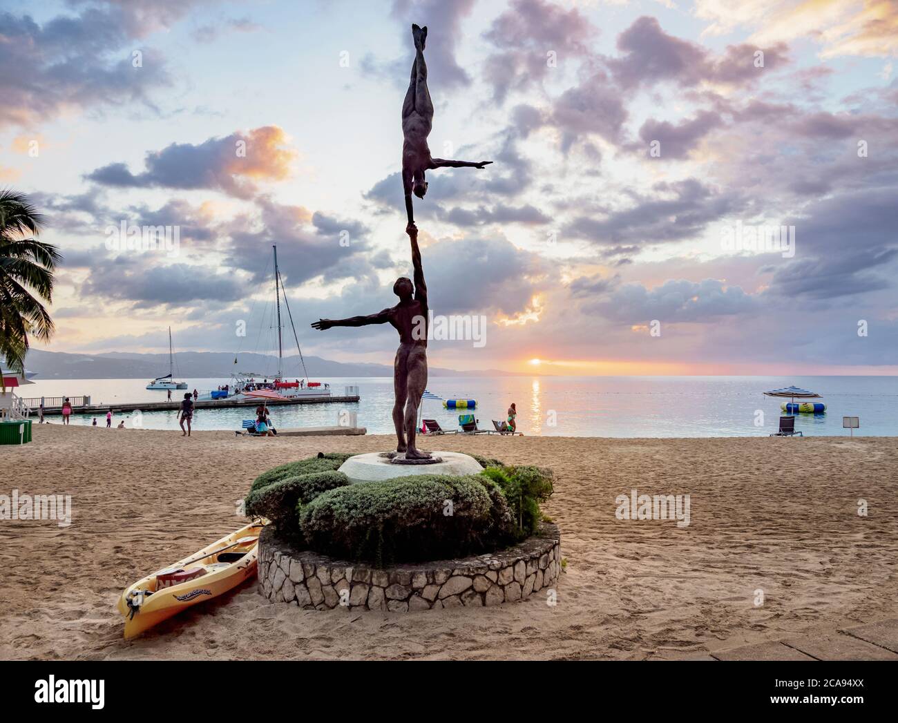 Statue Balance by Basil Watson au coucher du soleil, Doctor's Cave Beach, Montego Bay, paroisse de Saint James, Jamaïque, Antilles, Amérique centrale Banque D'Images