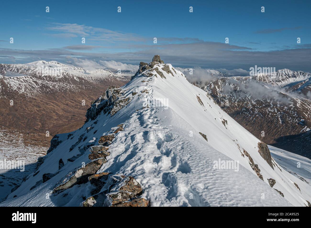 Sgurr a'Bhealaich Dheirg, le Munro le plus haut et le plus fin sur la crête des Frères, au-dessus de Glen Shiel, Highlands, Écosse, Royaume-Uni, Europe Banque D'Images