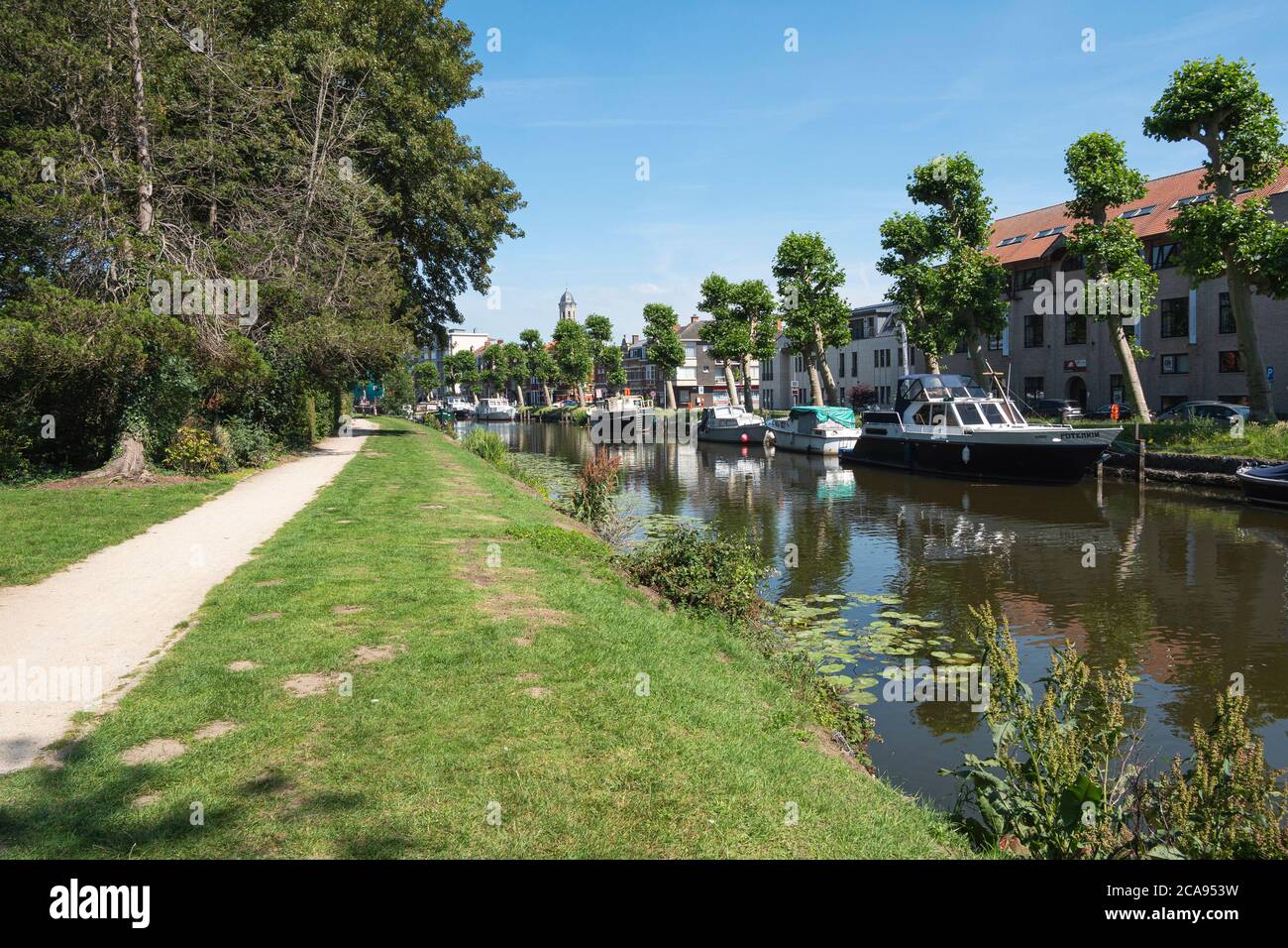 Lokeren, Belgique, le 13 juillet 2020, les bateaux de plaisance sont amarrés dans l'eau du centre de la ville Banque D'Images