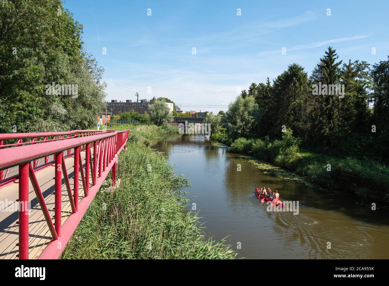 Lokeren, Belgique, 13 juillet 2020, le canoë rouge coule sur l'eau de la Durme jusqu'au centre-ville Banque D'Images