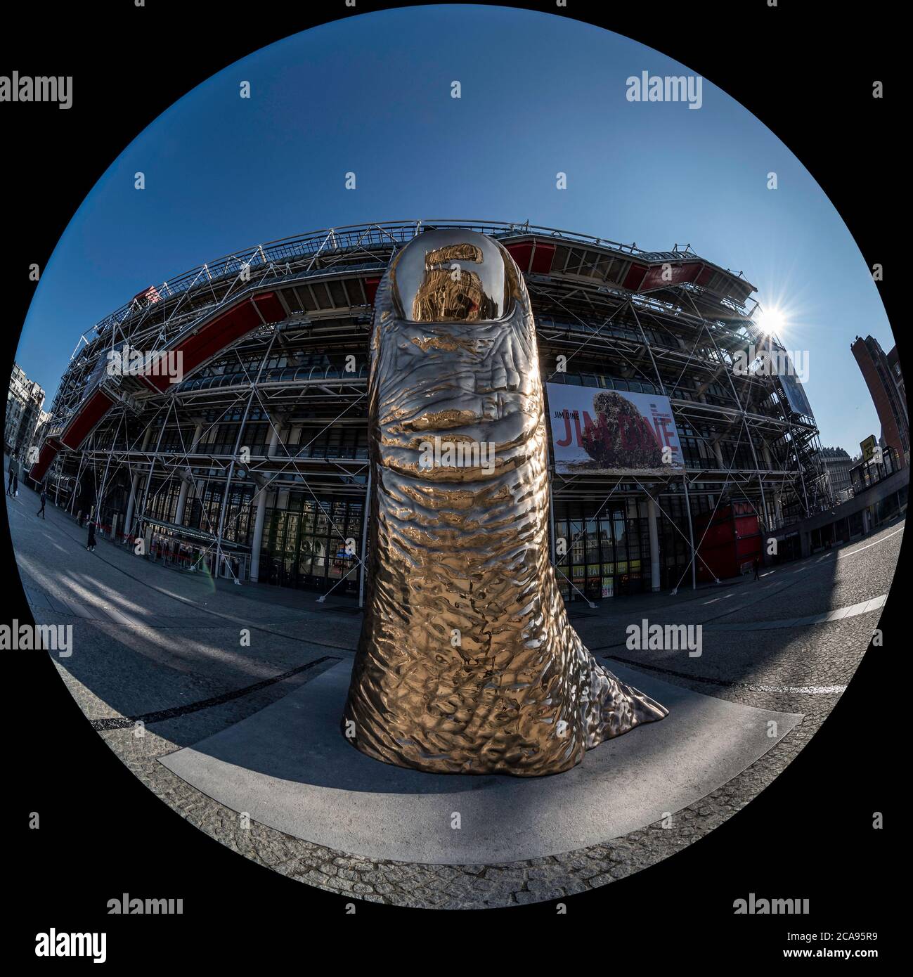 Une immense statue de pouce en bronze de César Baldaccini installée en face du Centre George Pompidou à Paris. Banque D'Images