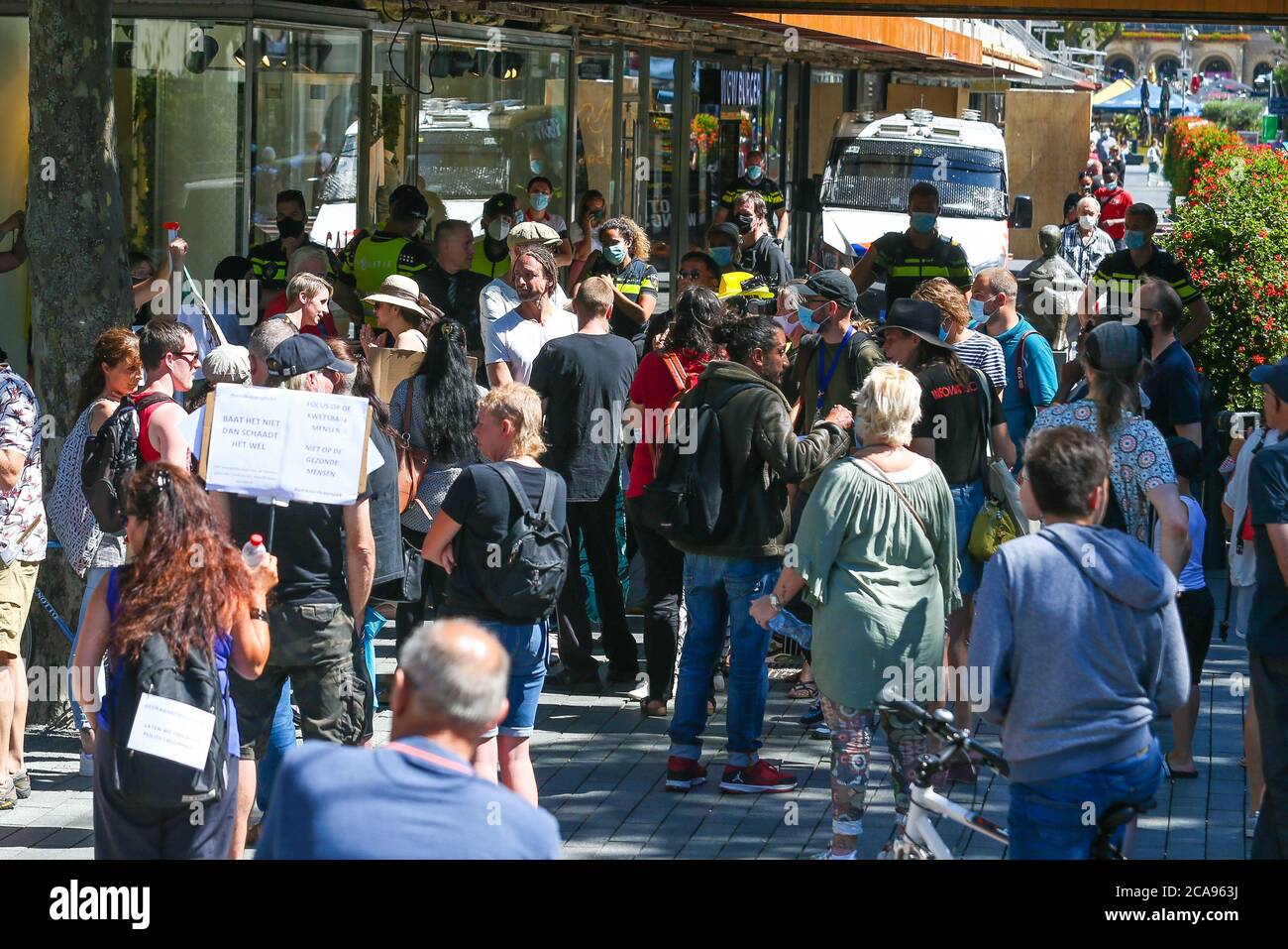 ROTTERDAM, 5-08-2020, démonstration contre le port du masque buccal crédit: Pro Shots/Alamy Live News crédit: Pro Shots/Alamy Live News Banque D'Images