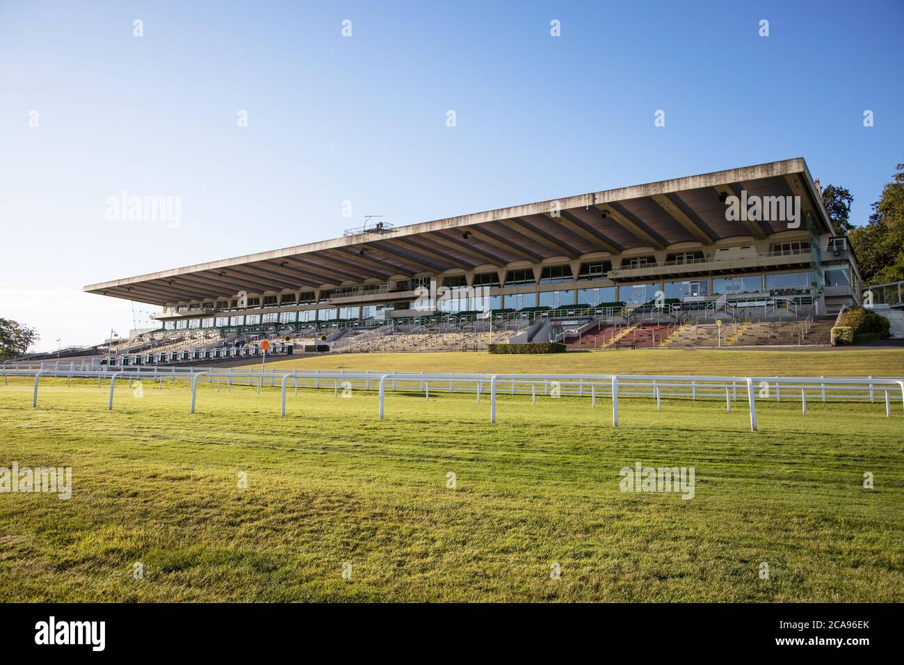 les tribunes se trouvent sur le parcours de course de sandown park, près d'esher surrey Banque D'Images