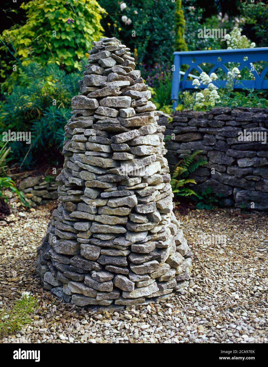 Un cairn en pierre de Cotswold est un beau point de discussion sur le jardin Banque D'Images