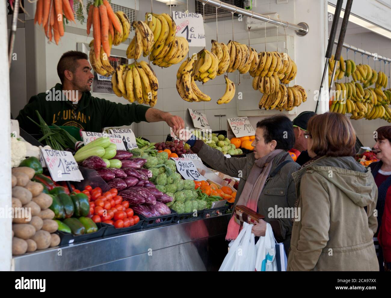 Les amateurs de shopping sur le marché des légumes et du poisson à Cadix Banque D'Images
