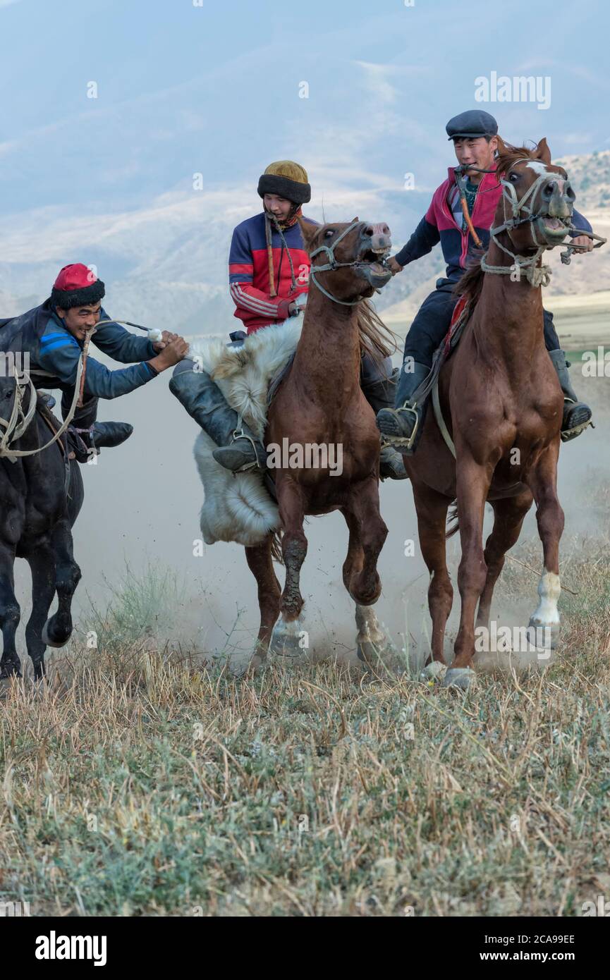 Kokpar traditionnels ou buzkashi dans la périphérie de Gabagly parc national, Shymkent, Kazakhstan, Région du Sud, l'Asie centrale, pour un usage éditorial uniquement Banque D'Images