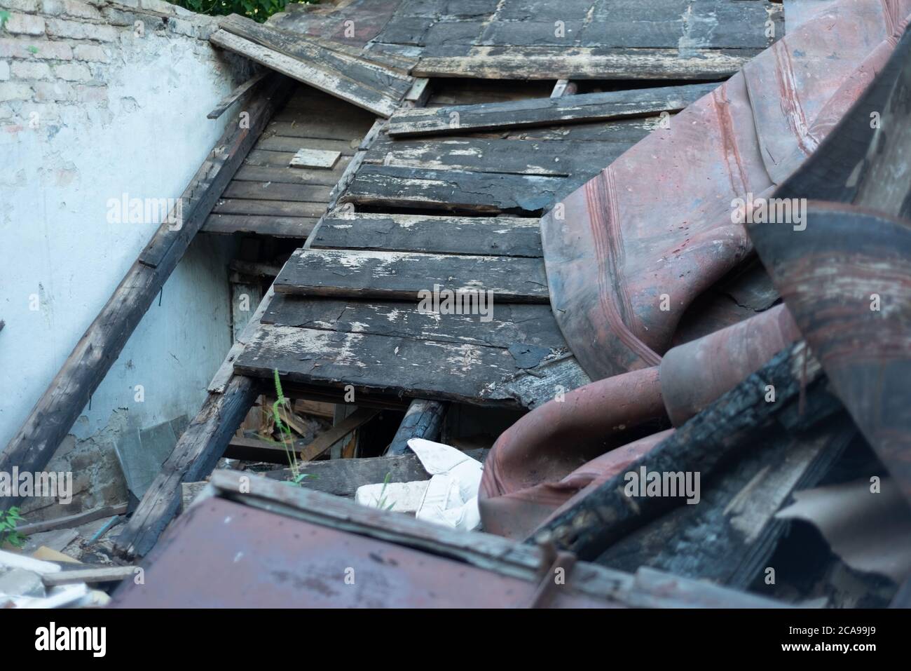 le toit du bâtiment brûlé s'est effondré. Des débris ont rempli la ...