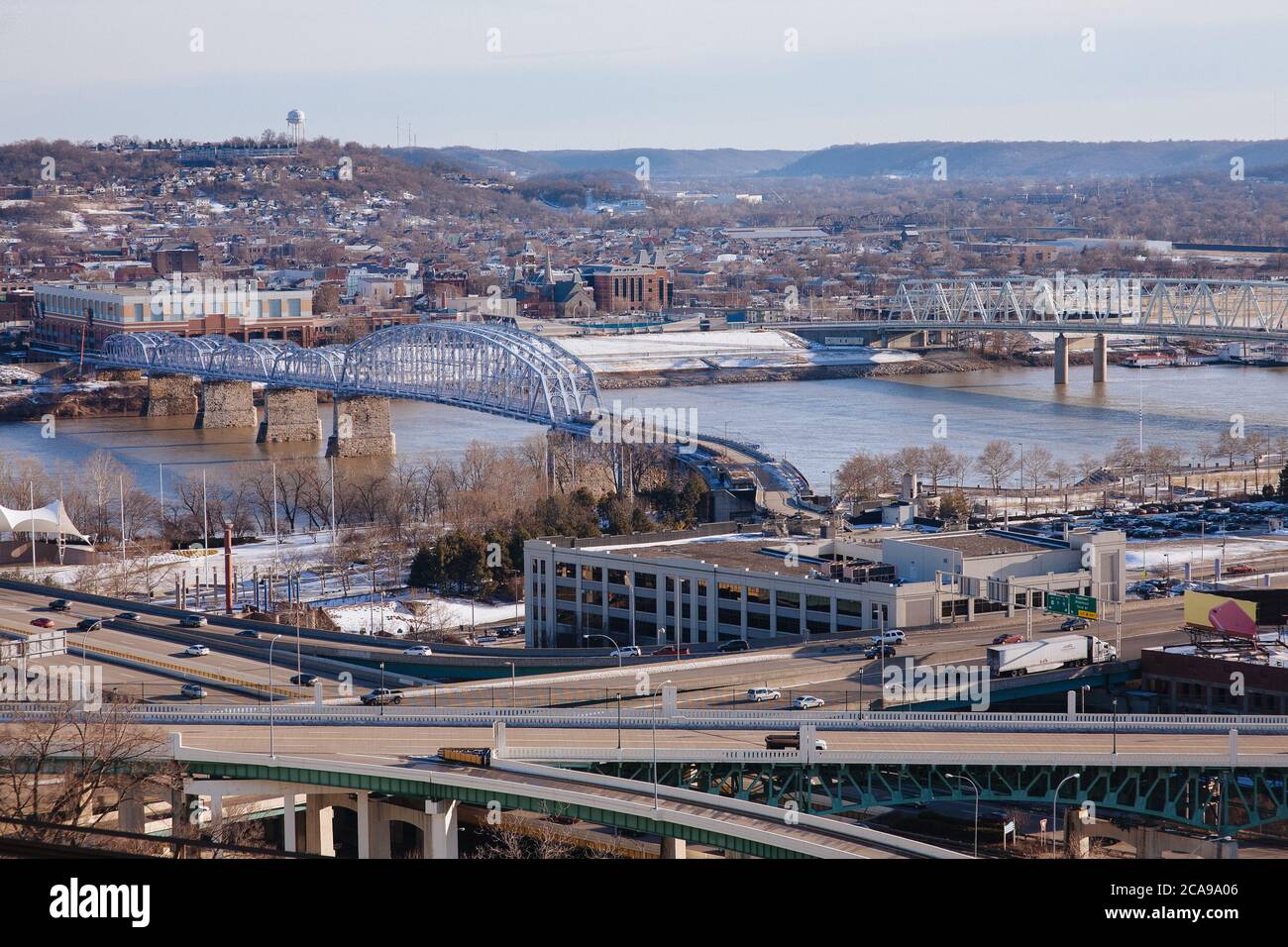 Vue depuis Eden Park (Cincinnati, Ohio) sur l'Ohio River en direction de Newport Banque D'Images