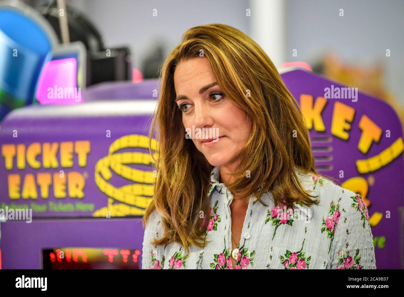 La Duchesse de Cambridge à Island Leisure Amusement Arcade, où Gavin et Stacey est filmé, lors de la visite du duc et de la Duchesse de Cambridge à Barry Island, au sud du pays de Galles, pour parler aux propriétaires d'entreprises locales de l'impact de la COVID-19 sur le secteur touristique. Banque D'Images