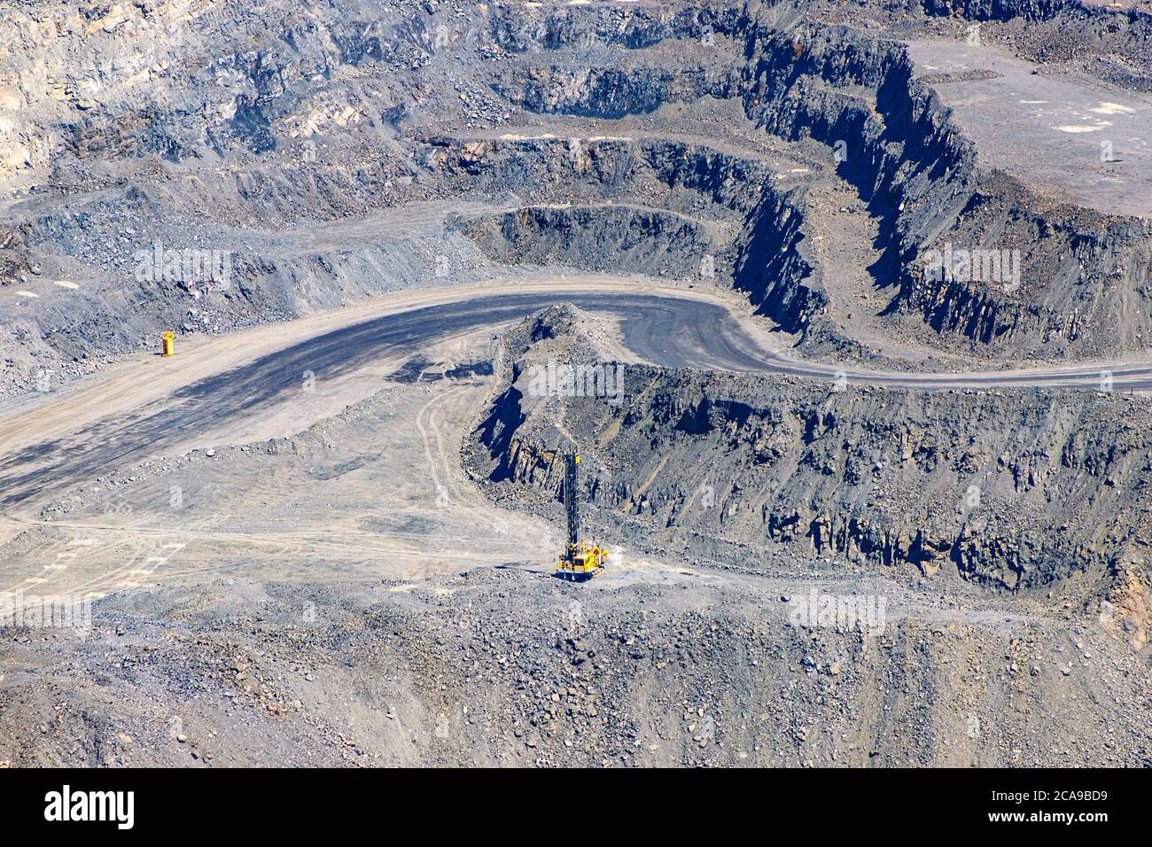 Broyeur, dans une carrière de minerai de fer Industrie minière. Matériel de mine et de carrière. Banque D'Images