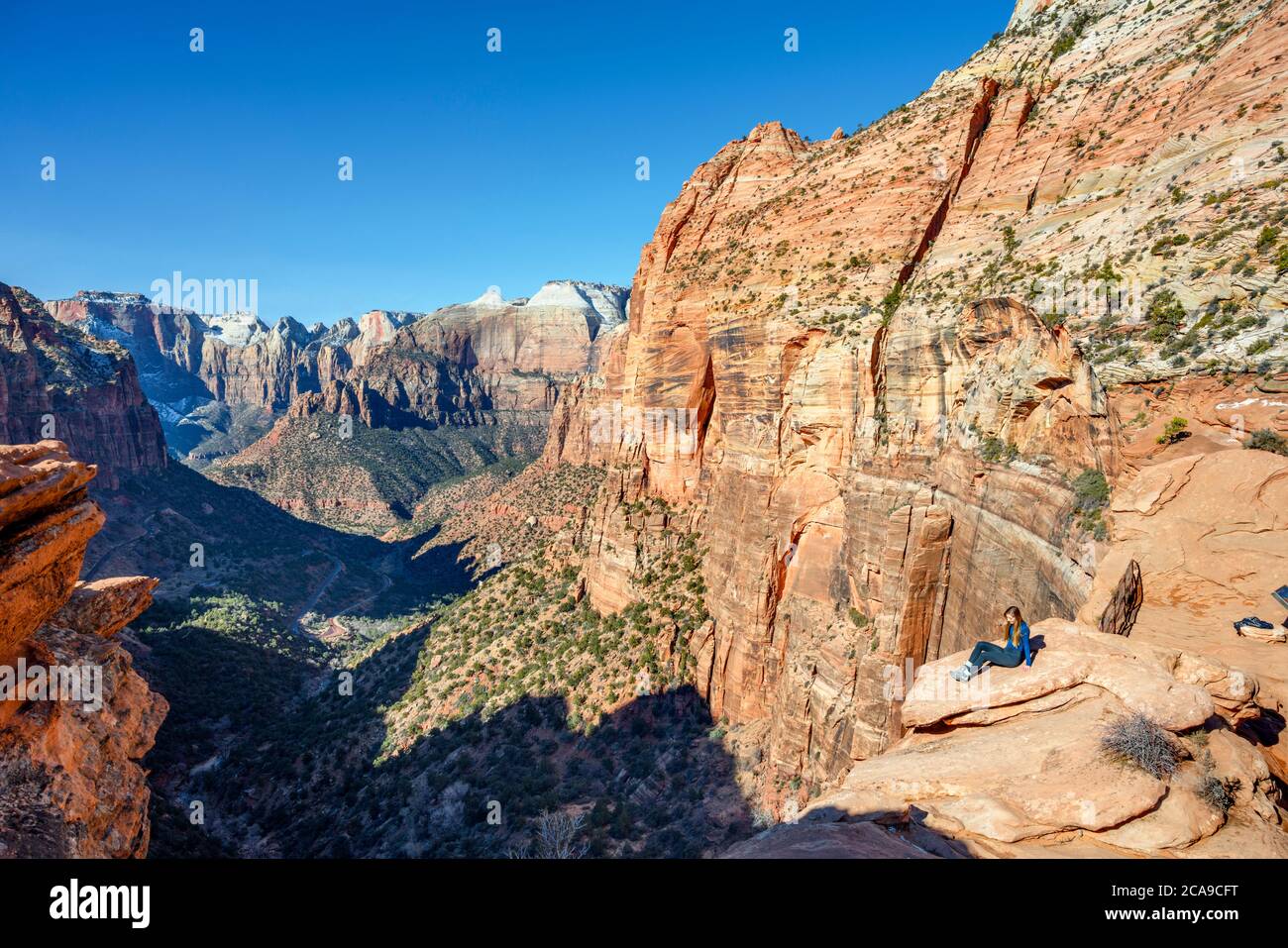 Jeune femme assise sur un rocher à Canyon Overlook, Zion Canyon, parc national de Zion, Utah, États-Unis Banque D'Images
