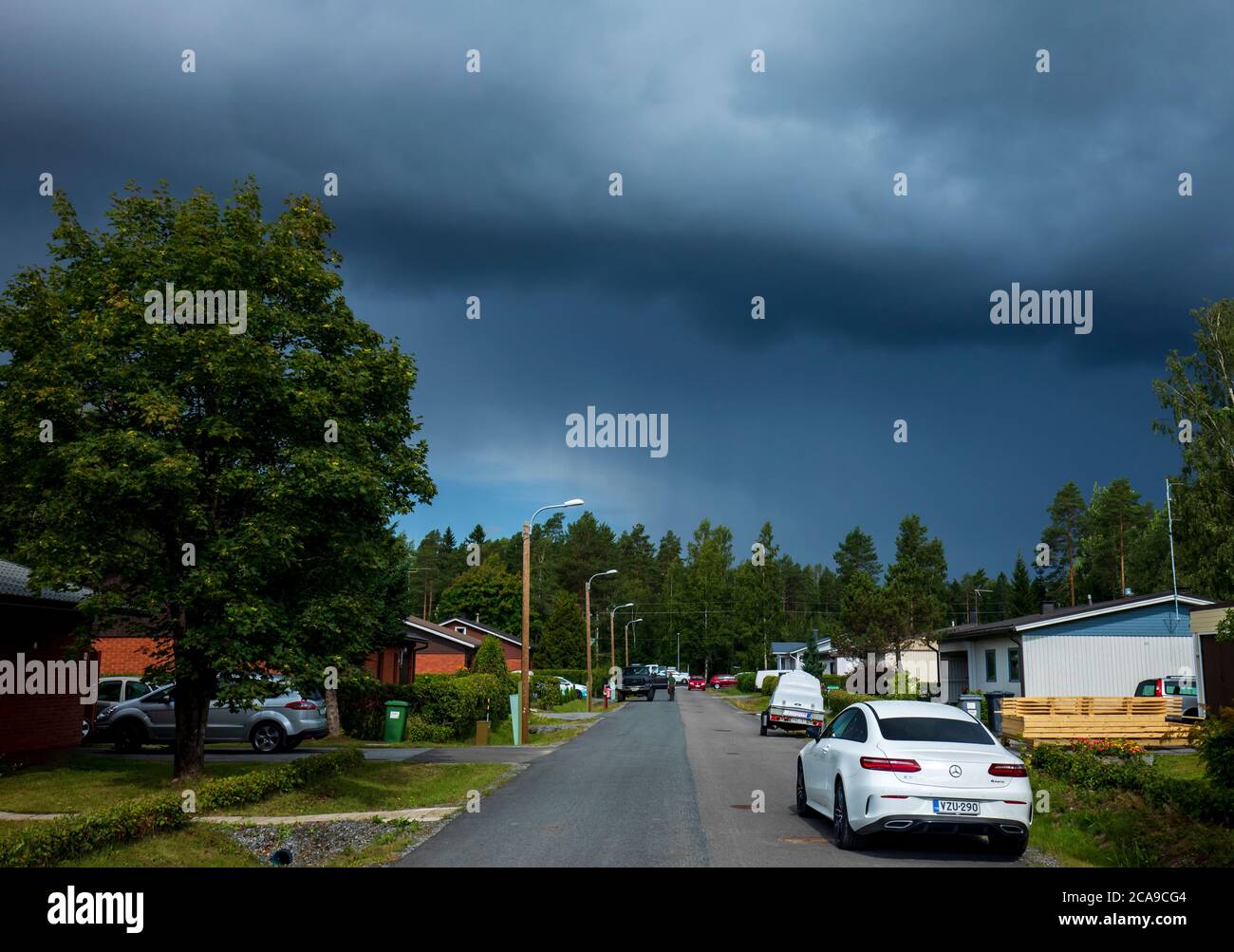 Orages et averses de nuages se ferment dans la banlieue finlandaise à été , Finlande Banque D'Images