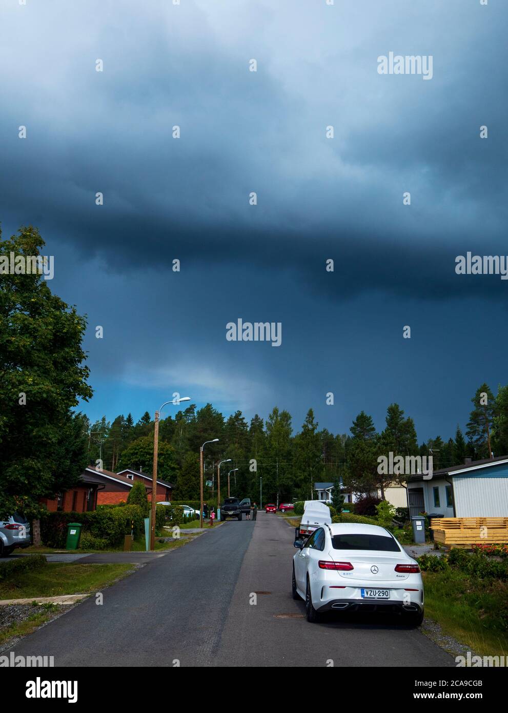 Un orage et de fortes pluies se ferment dans la banlieue finlandaise à été, en Finlande Banque D'Images