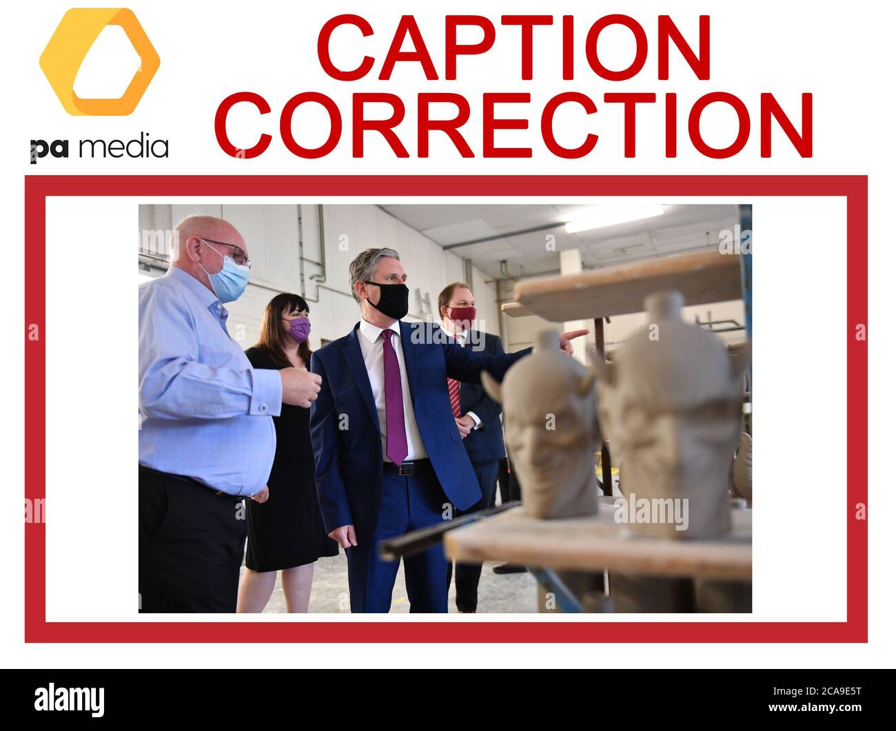 LÉGENDE CORRECTION MODIFIANT LE STATUT DE RUTH SMEETH ET GARETH SNELL À L'ANCIEN député le chef du travail Sir Keir Starmer (au centre) discute avec le directeur général Paul Farmer (à gauche) à titre d'ancien député de Stoke-on-Trent North Ruth Smeeth et Stoke-on-Trent Central Gareth Snell (à droite) lors de sa visite à Wade Ceramics à Stoke-on-Trent, Dans le cadre de la campagne « emplois, emplois, emplois » de son parti. Banque D'Images