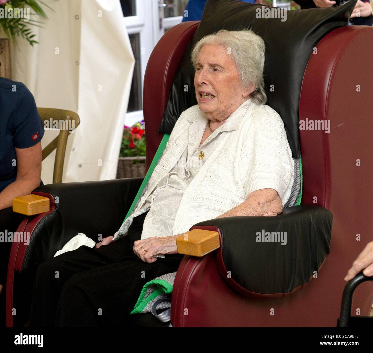 Margaret stocks, une résidente de Shire Hall Care Home à Cardiff, au sud du pays de Galles, lors d'une visite du duc et de la duchesse de Cambridge. Banque D'Images