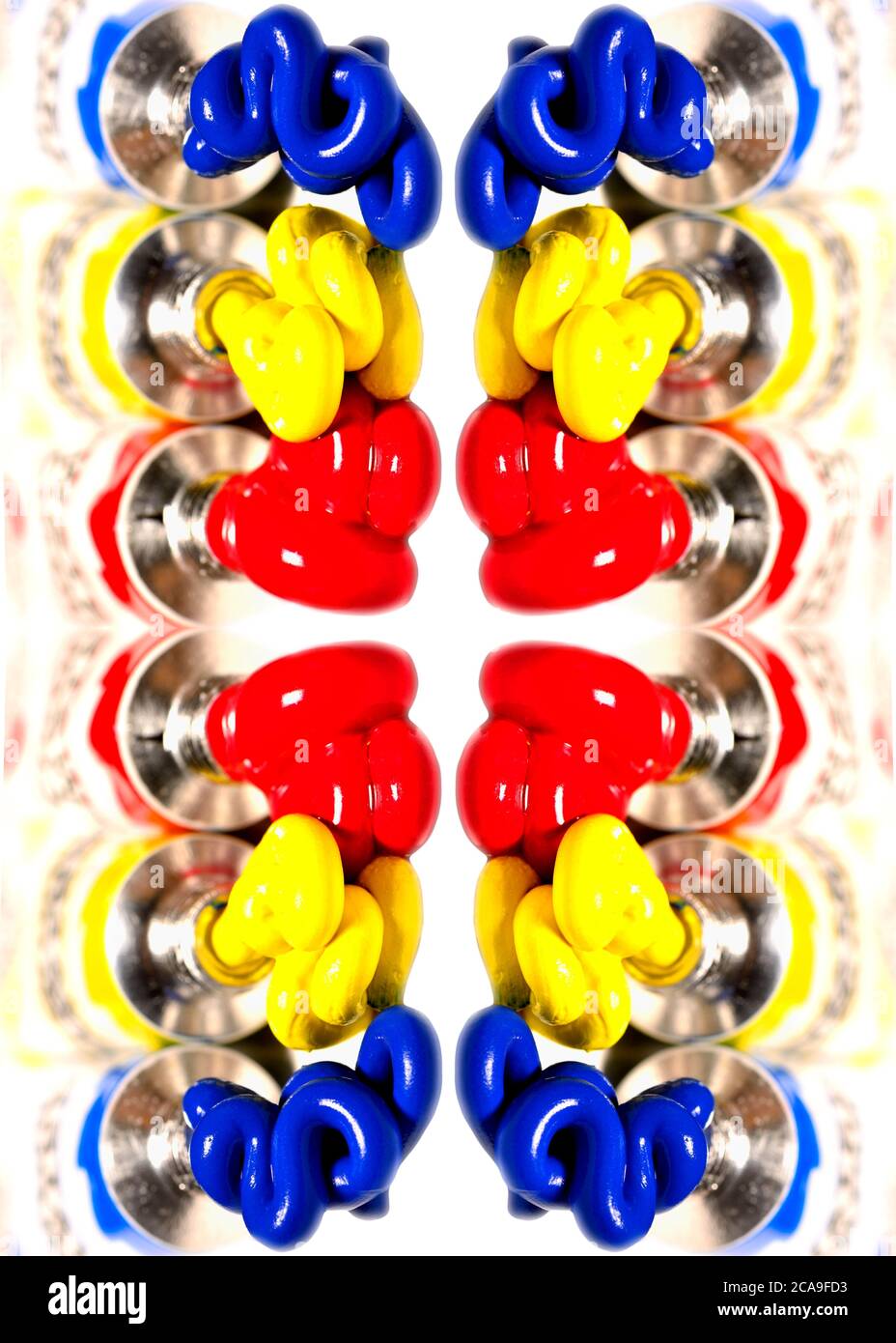 Couleurs primaires - peintures à l'aquarelle comprimées dans les tubes. Rouge, jaune, bleu Banque D'Images