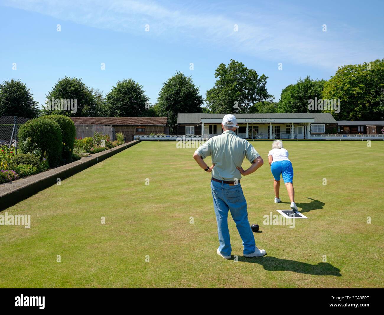 Les membres pratiquant leurs boules sur le green de bowling au club de bowling de Reigate Priory - Reigate Surrey England UK - British retraite activités de plein air Banque D'Images