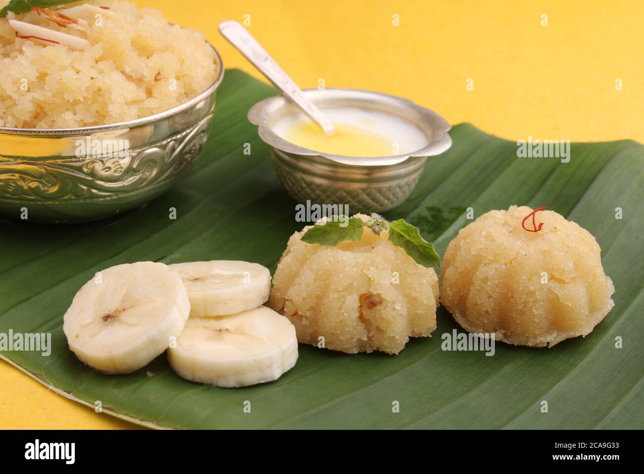 Suji ka halwa est un plat indien, servi comme dessert ou comme offrande aux dieux. Ses goûts sont doux et délicieux. Dans marathi, il a appelé comme Sheera. Banque D'Images