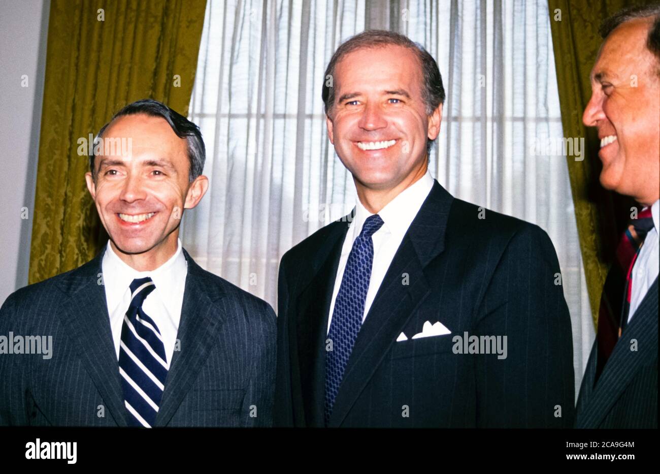 Le sénateur américain Joseph Biden (démocrate du Delaware), au centre, rencontre le juge David Hackett Souter, le président américain George H.W. Le candidat de Bush au poste de juge associé de la Cour suprême, en remplacement de William J. Brennan Jr., qui a pris sa retraite, parti, sur Capitol Hill à Washington, DCD le 26 juillet 1990. À droite se trouve le sénateur américain Warren Rudman (républicain du New Hampshire).Credit: Arnie Sachs/CNP | usage dans le monde entier Banque D'Images